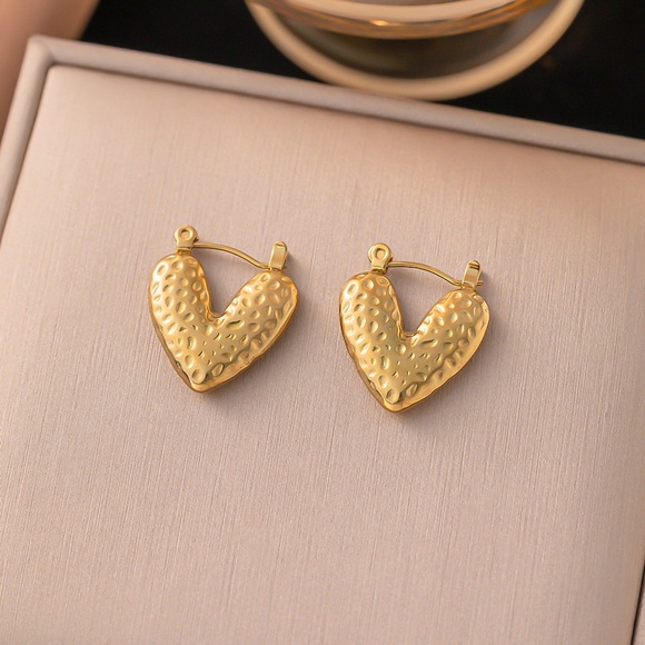 NEW💎18K Gold Plated Heart Hoop Earrings* - Picture 2 of 8